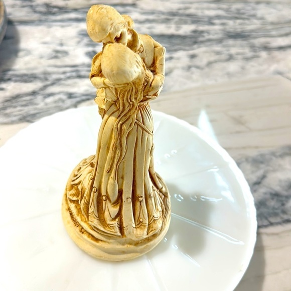Italian Resin Figurine Sculpture Giulietta E Romeo Kissing Juliette Stunning - Picture 5 of 7